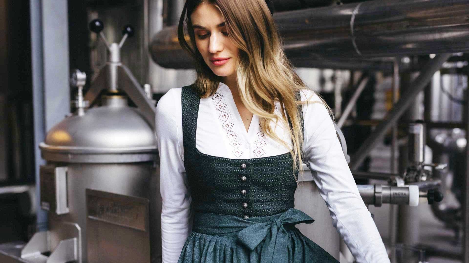 Amsel easer-Home-Desktop_Madita_HW24_07e0c51f-97cf-47b5-a845-b4f86768782d - IN München - Das Stadtmagazin Dirndl kaufen München & München Lederhose kaufen: Amsel