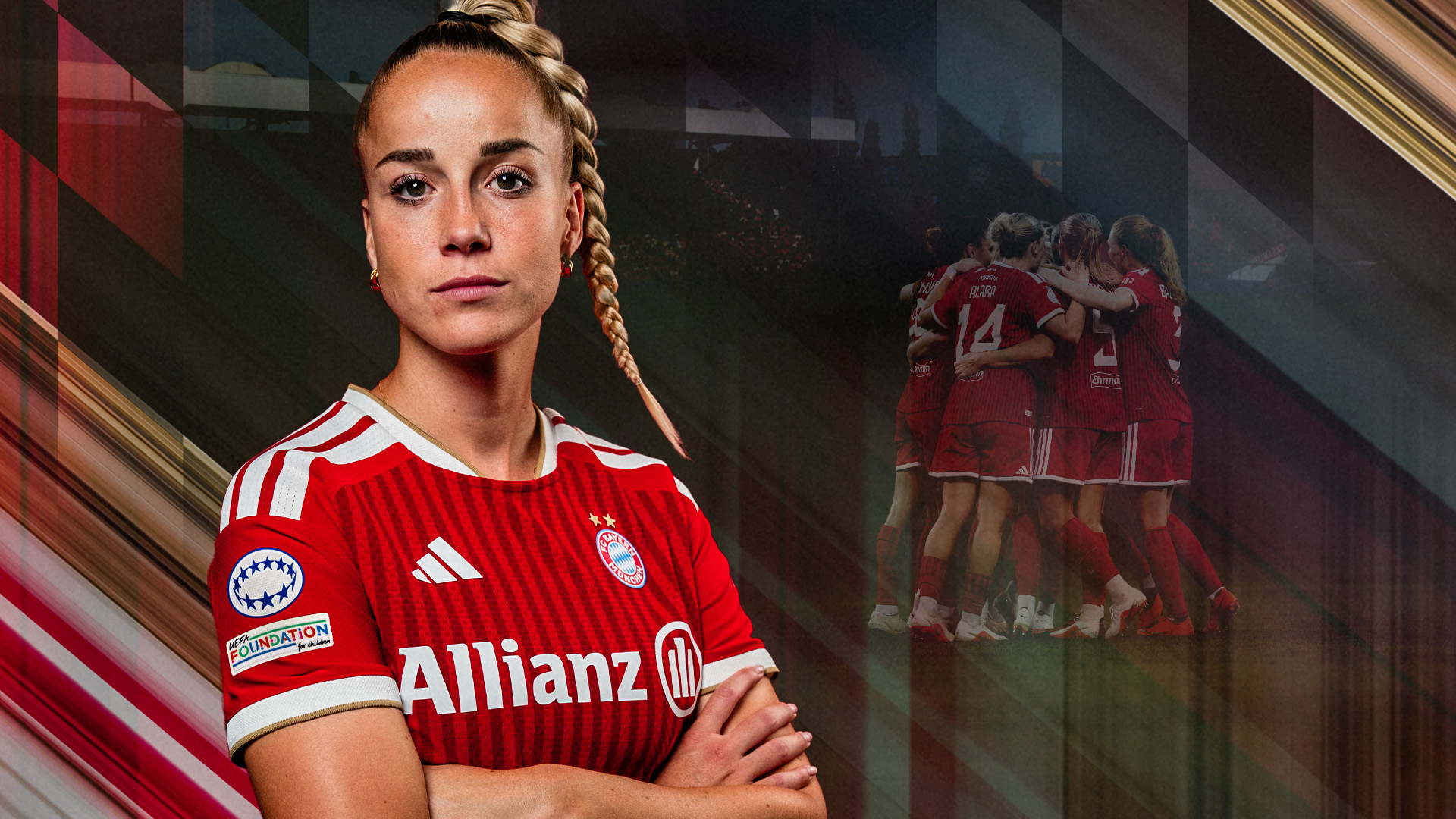QUEENSNIGHT_2627_16x9. ohneText - IN München - Das Stadtmagazin Close-up of a female Bayern Munich footballer in a red jersey with arms folded; teammates form a huddle in the background.