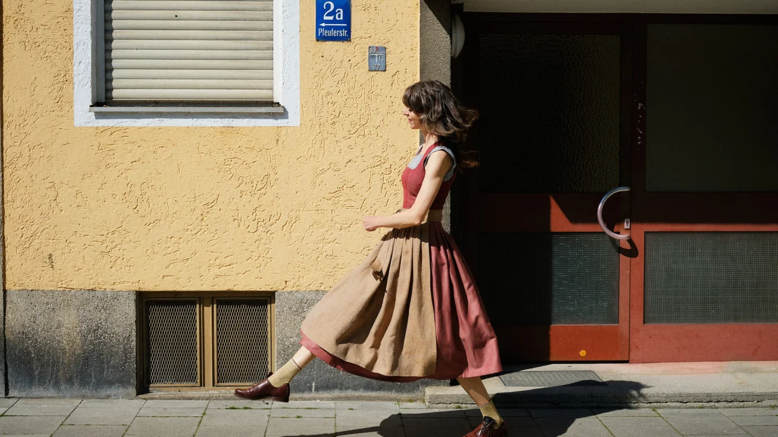 Zirbenfux_Dirndl_Beere_1-1536x1024 - IN München - Das Stadtmagazin Dirndl kaufen München & München Lederhose kaufen: Zirbenfux