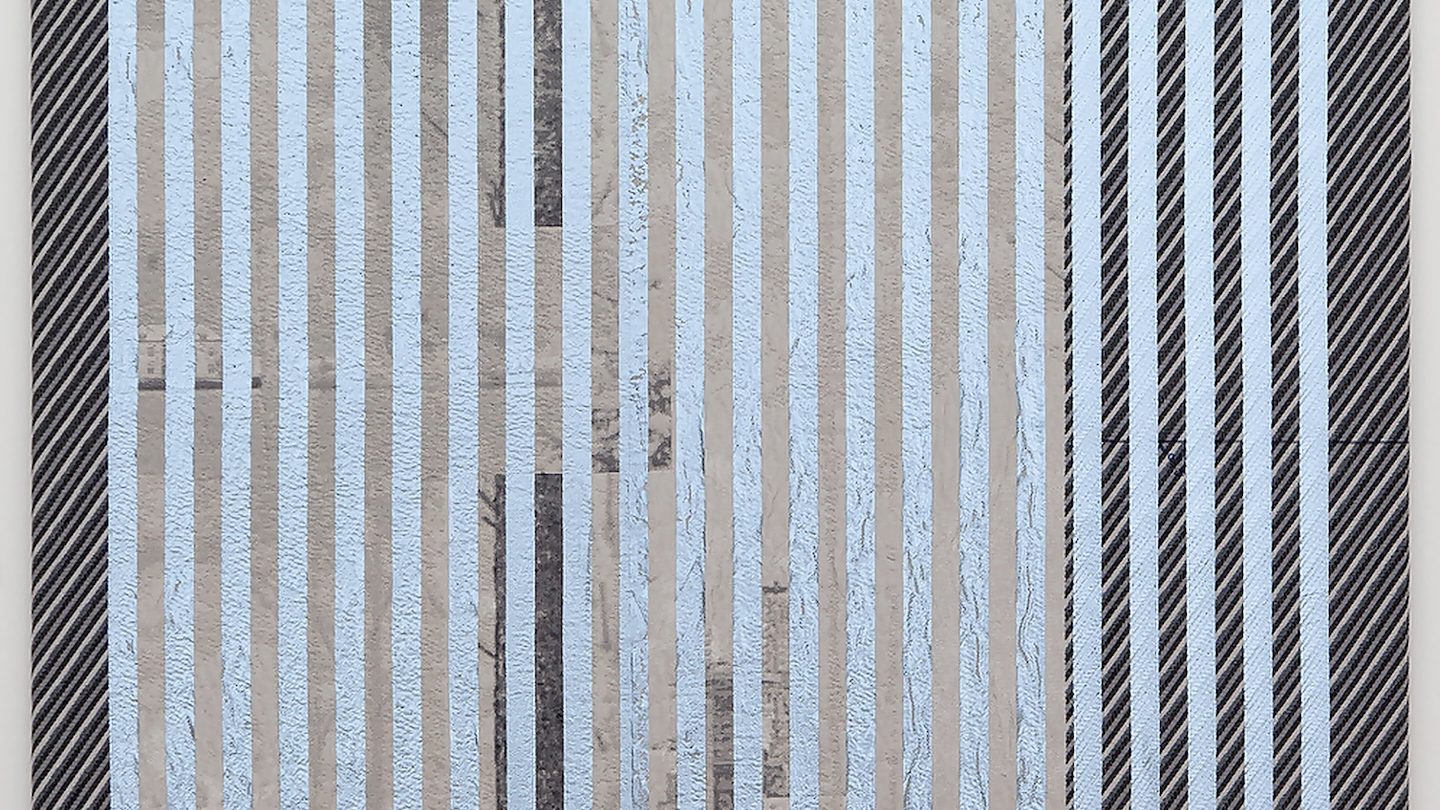 eres projects verdichtete zeit - IN München - Das Stadtmagazin Abstract striped pattern with alternating light blue and beige vertical stripes, framed by dark diagonal borders.