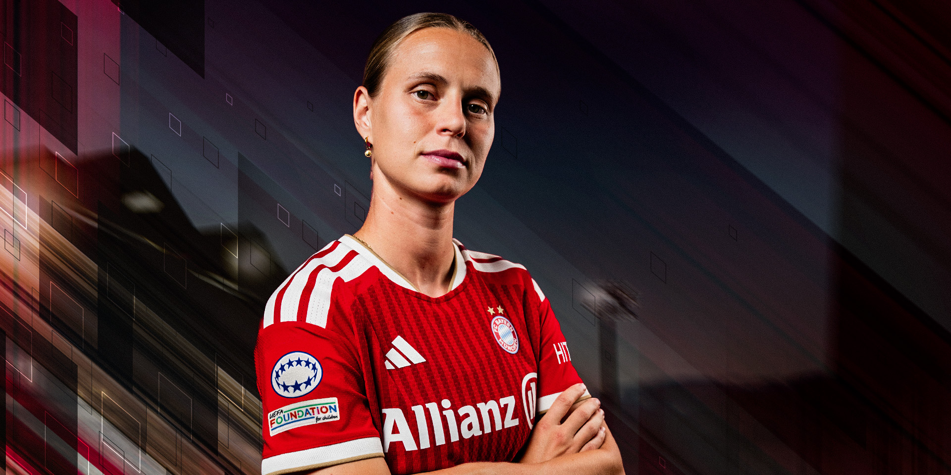 QueensNight_Oktober2x1ohne - IN München - Das Stadtmagazin Portrait of a female soccer player in a red Bayern Munich jersey with Allianz branding, arms crossed and a confident gaze.