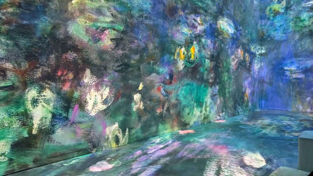 33108543-bilder-von-der-immersiven-ausstellung-monets-garten-im-utopia-muenchen-bMH - IN München - Das Stadtmagazin Bilder von der immersiven Ausstellung „Monets Garten“ im Utopia