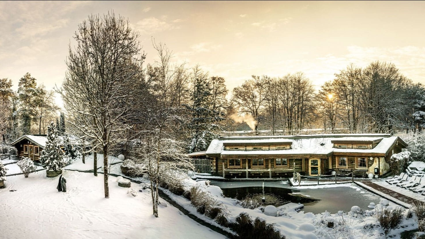 Winterromantik: Der große Saunagarten hüllt sich im Winter 2024 wieder in ein weißes Kleid.