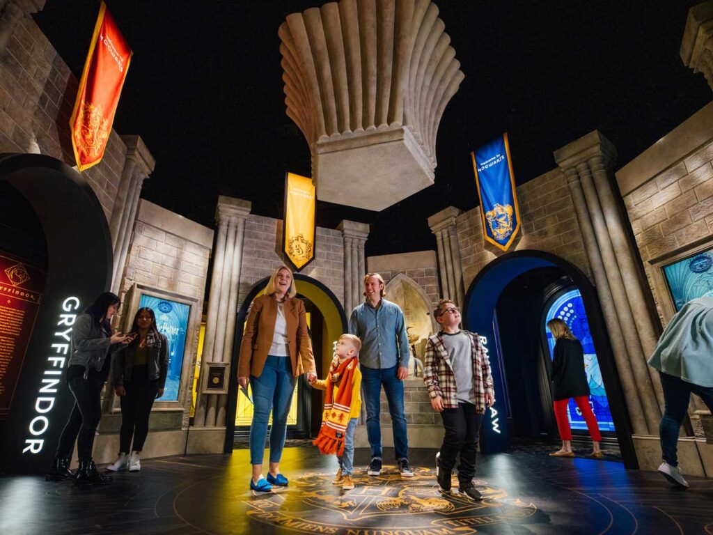 Hogwarts kommt nach München! „Harry Potter: Die Ausstellung“ öffnet am 10. Mai 2024 in der Kleinen Olympiahalle. - IN München - Das Stadtmagazin Hogwarts kommt nach München! „Harry Potter: Die Ausstellung“ öffnet am 10. Mai 2024 in der Kleinen Olympiahalle.
