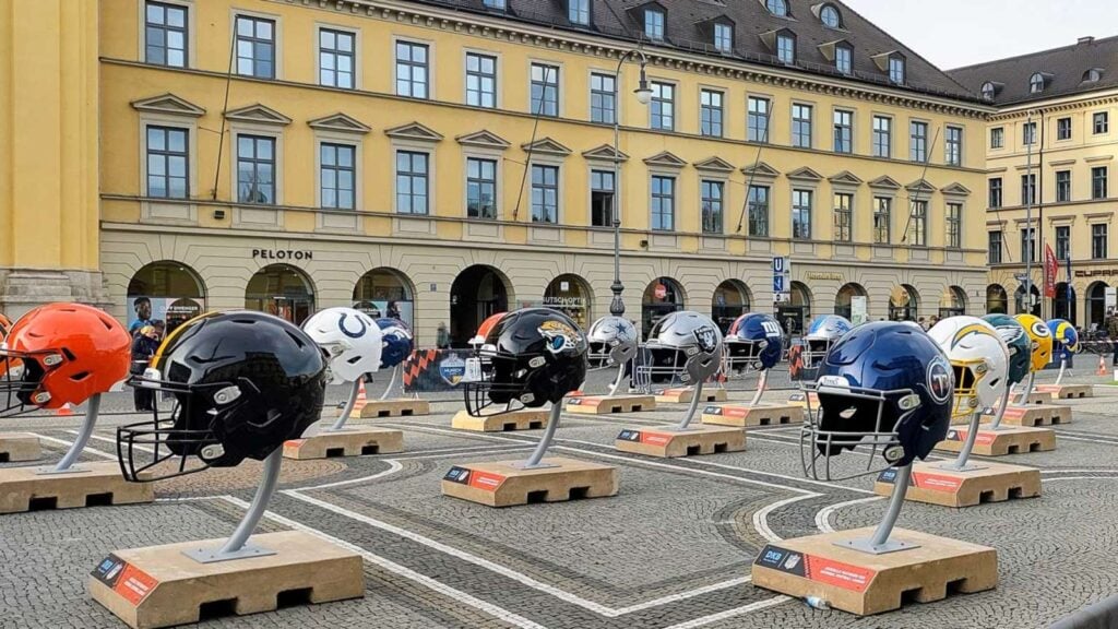 Die Vorbereitungen für das Fan-Festival auf dem Odeonsplatz laufen... - IN München - Das Stadtmagazin Die Vorbereitungen für das Fan-Festival auf dem Odeonsplatz laufen...